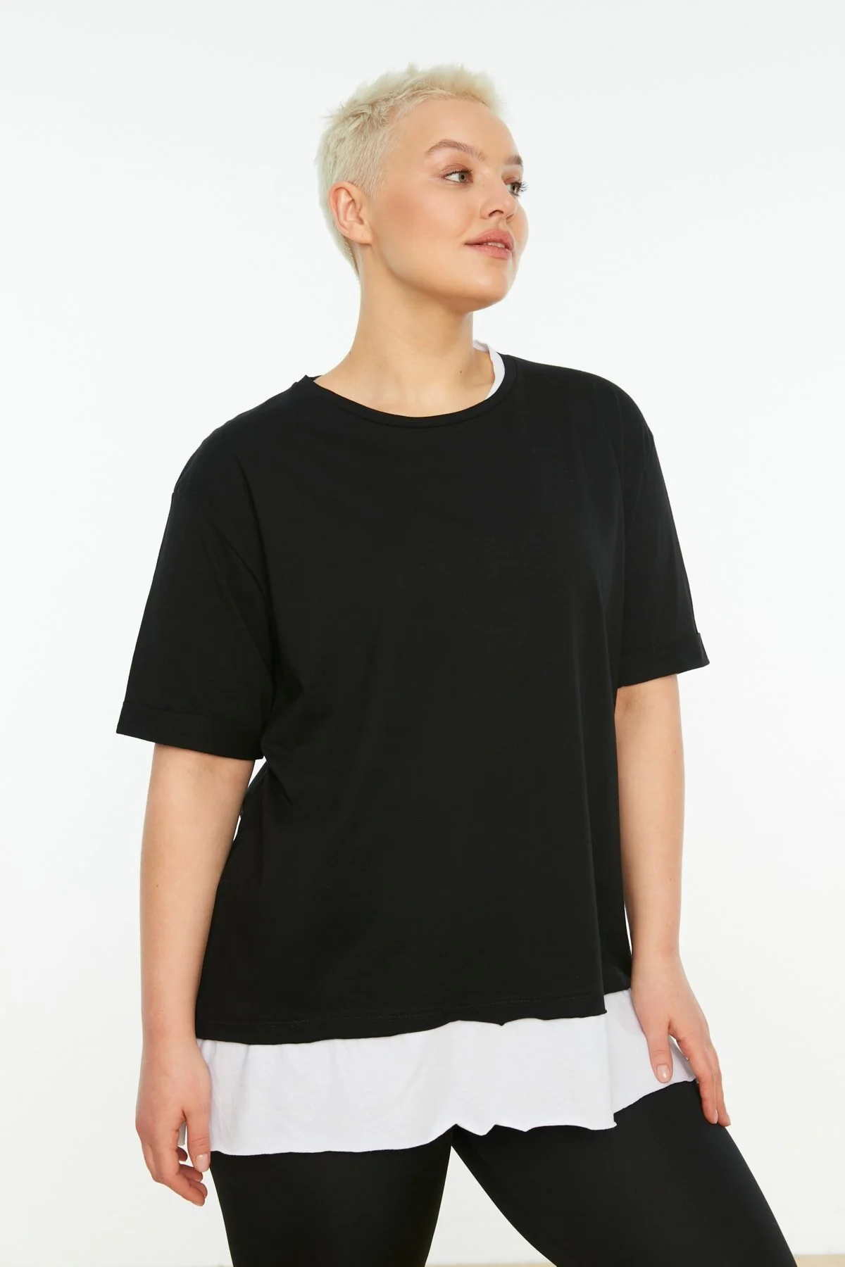Trendyol Curve  Schwarzes Boyfriend-T-Shirt mit detailliertem Strickmuster TBSSS22TS0727