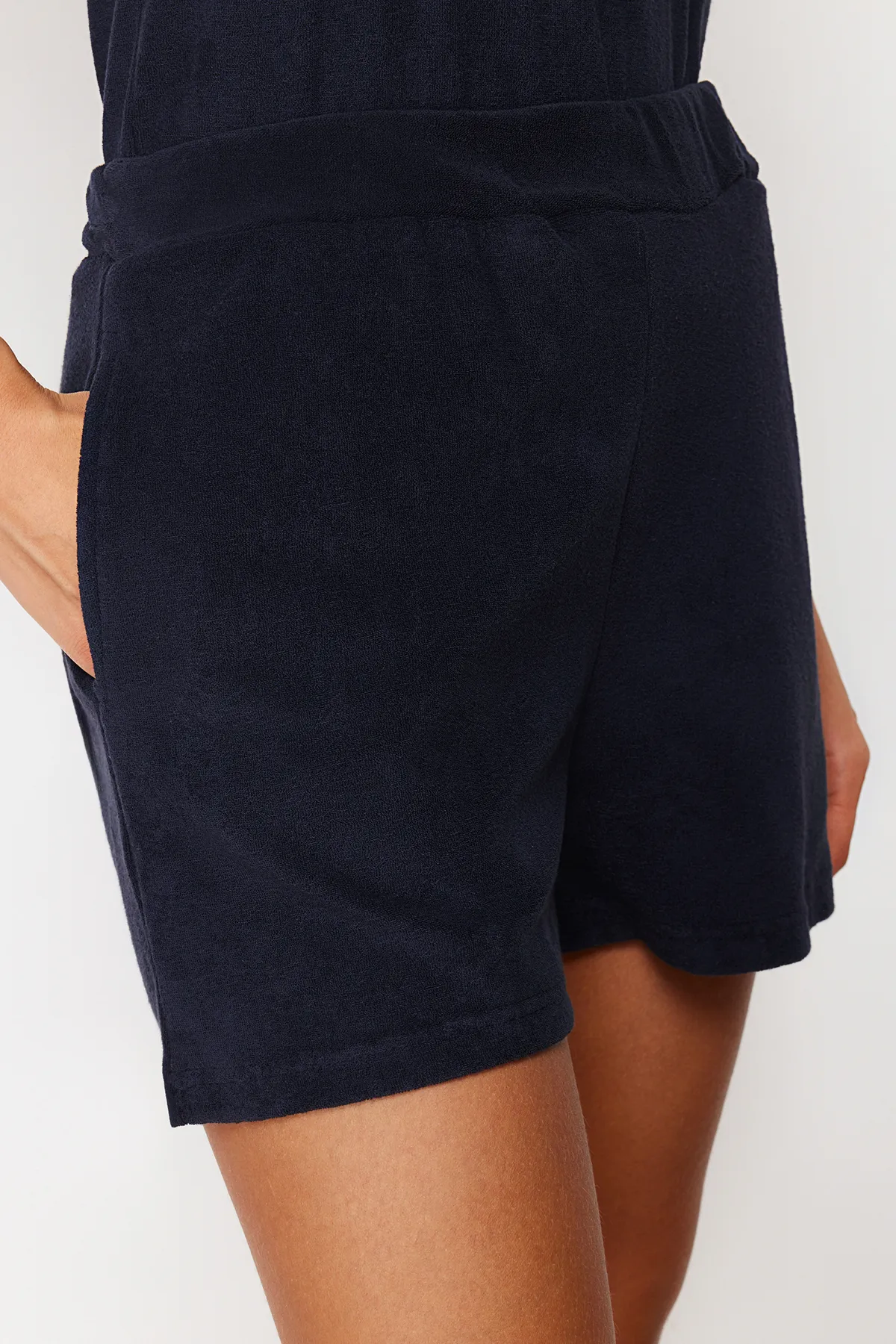 Trendyol Collection  Marineblaues Handtuch-Set mit Polokragen und normaler Passform und gestricktem Unterteil und Oberteil mit normaler Beinlänge TWOSS24AU00021