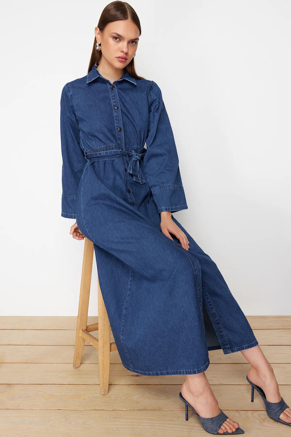 Trendyol Collection  Dunkelblaues Maxi-Jeanskleid mit Hemdbluse TWOSS24EL00923