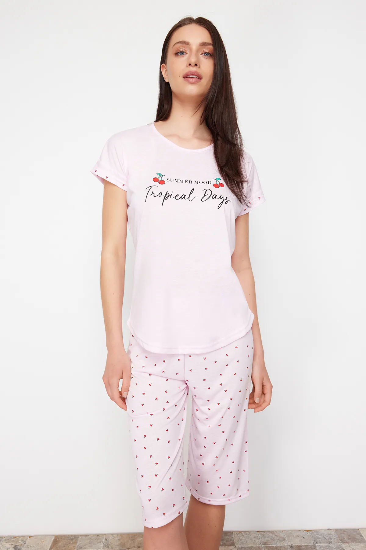 Trendyol Collection  Capri-Strick-Pyjama-Set mit Kirschmuster und Slogan-Aufdruck THMSS24PT00368
