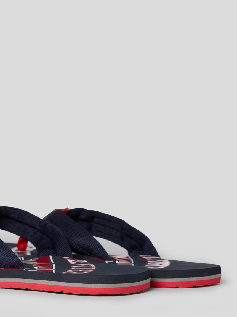 Zehentrenner mit Label-Details in marineblau