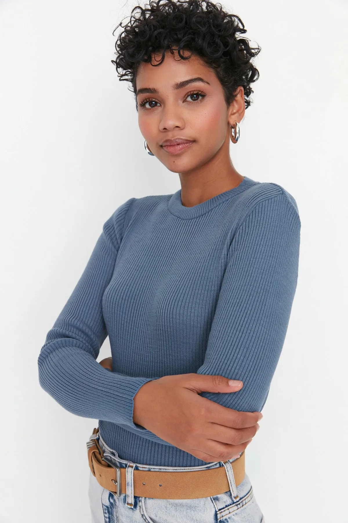 Trendyol Collection  Indigoblauer Basic-Pullover aus Kordelstrick TWOAW22KZ1708