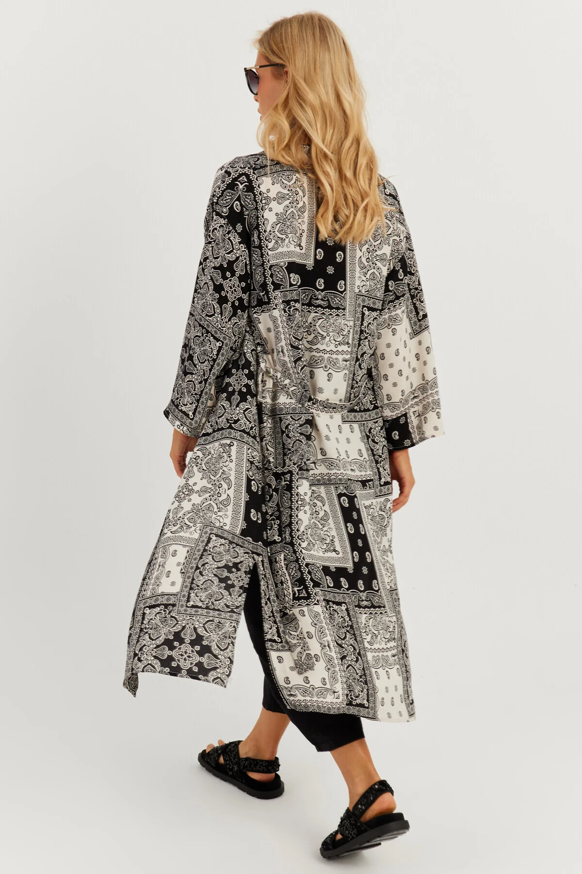 Cool & Sexy  Schwarz-ecru gemusterter Kimono für Damen GÇ155