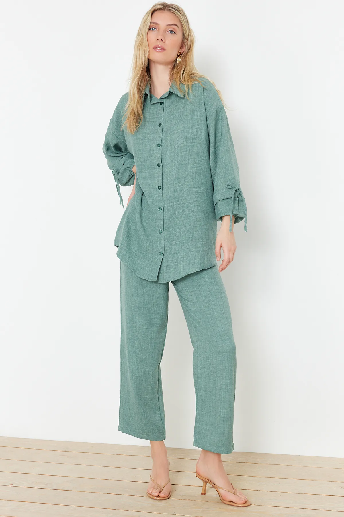 Trendyol Modest  Mintgrünes Set aus gewebtem Oberteil und Unterteil in Leinenoptik TCTSS24US00062