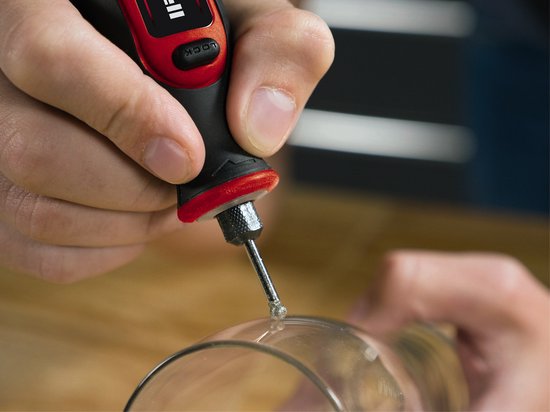 Set di utensili multifunzione rotativi a batteria Einhell 4419330 TE-MT 7.2 Li con 57 accessori, batteria da 1,5 Ah e caricabatterie in confezione.