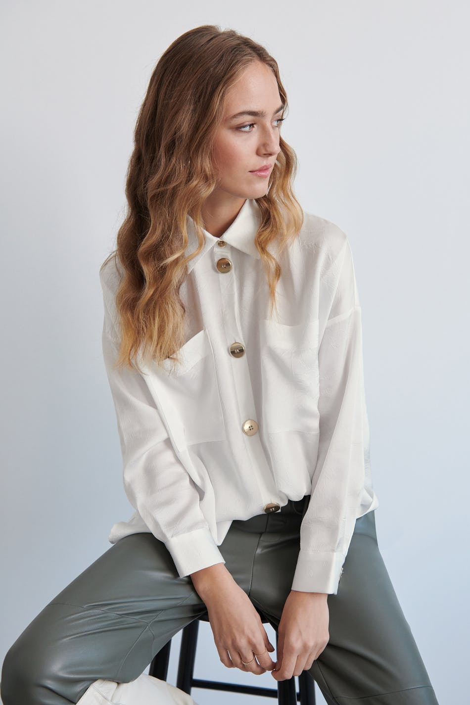 Sivi gold button shirt