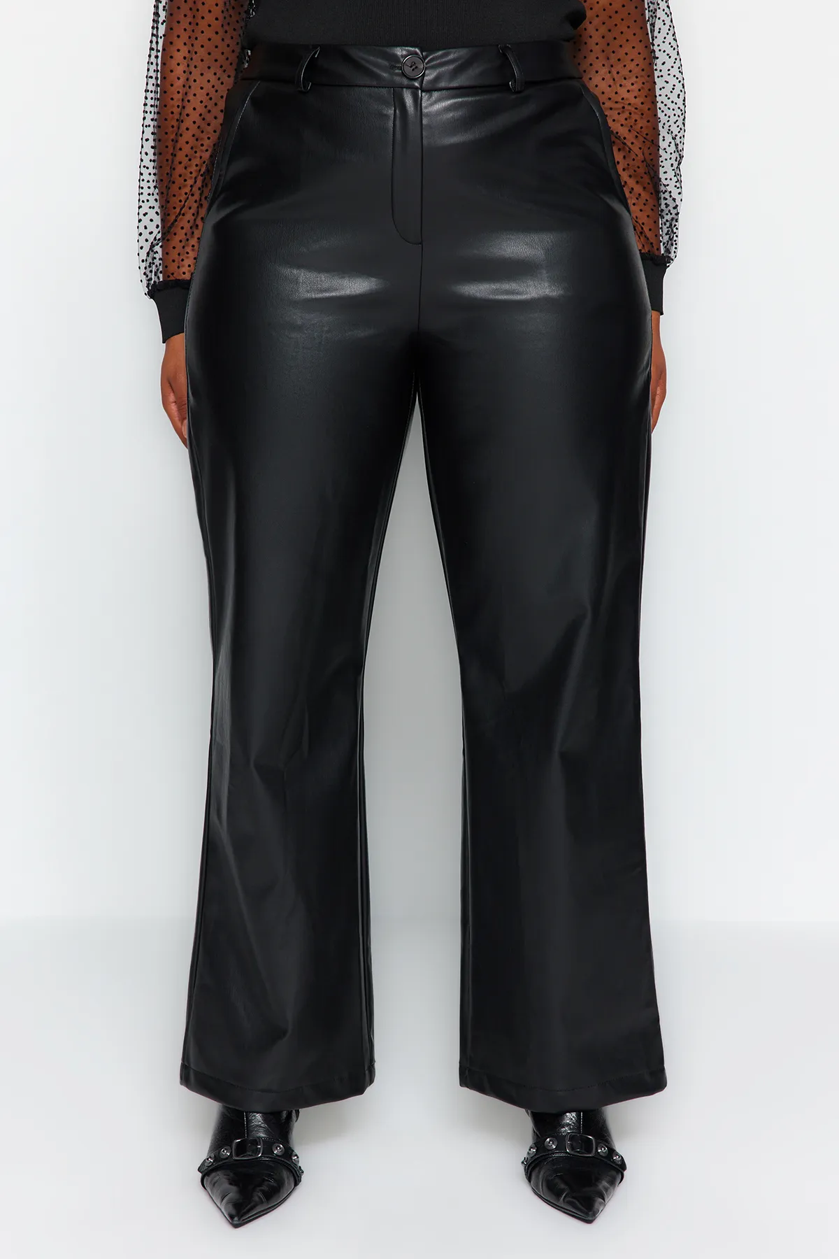 Trendyol Curve  Schwarze, weit geschnittene Hose aus gewebtem Kunstleder