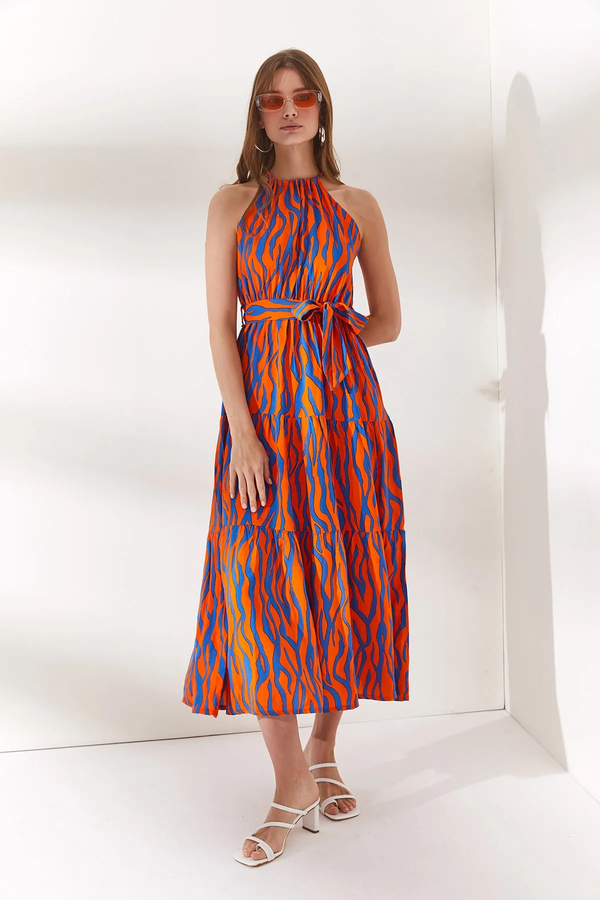 Olalook  Damenkleid aus gewebtem Viscon in Zebra-Orange mit Neckholder und Gürtel ELB-19001548