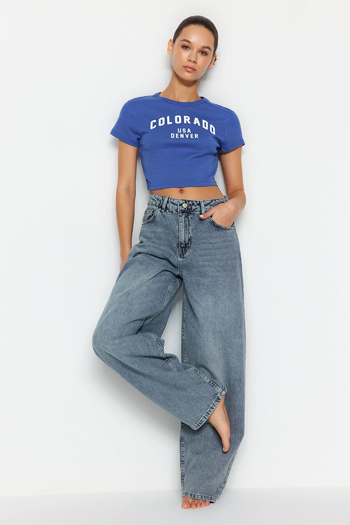 Trendyol Collection  Blaue Skater-Jeans mit niedriger Taille TWOSS24JE00038