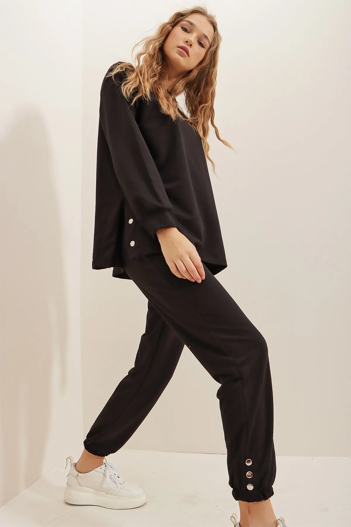 Trend Alaçatı Stili  Schwarzes Trainingsanzug-Set mit Rundhalsausschnitt und seitlichen Knöpfen für Damen ALC-X7228