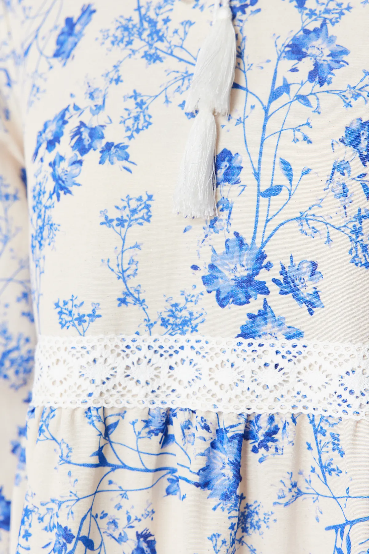 Trendyol Modest  Beigefarbenes, gewebtes Kleid in Leinenoptik mit Blumenmuster TCTSS24EB00054