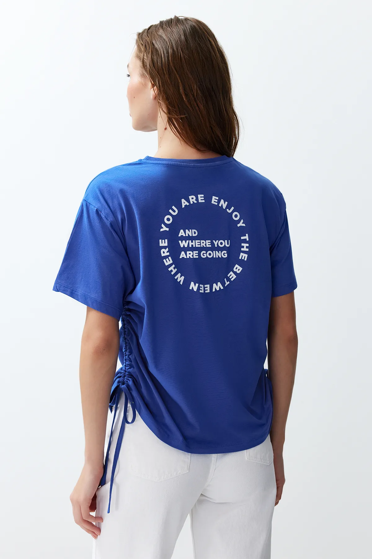 Trendyol Collection  Saks Strick-T-Shirt mit Rundhalsausschnitt aus 100 % Baumwolle mit bedrucktem Kordelzug und detaillierter Oversize-Passform TWOSS23TS00150