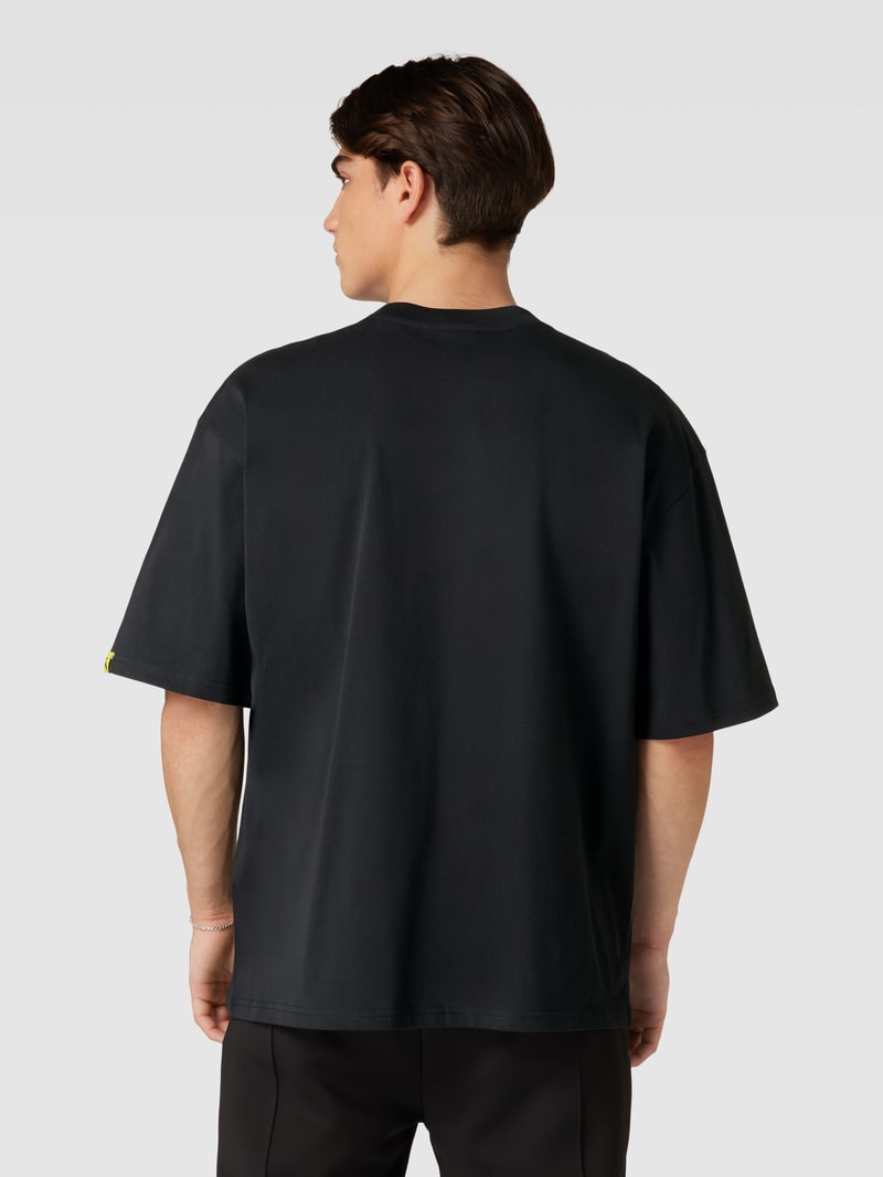 T-Shirt mit Label-Stitching in schwarz
