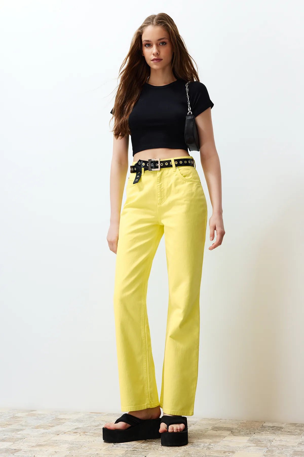 Trendyol Collection  Gelbe Jeans mit hoher Taille und weitem Bein TWOSS24JE00228
