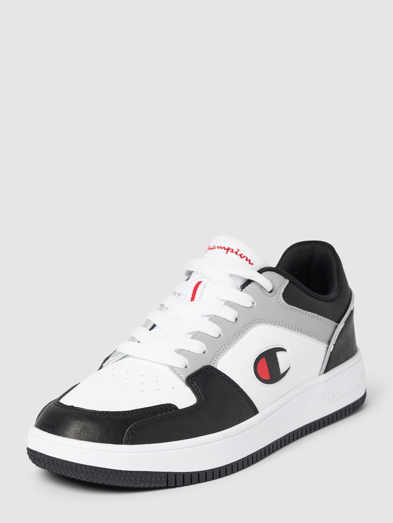 Sneaker mit Label-Detail in hellgrau