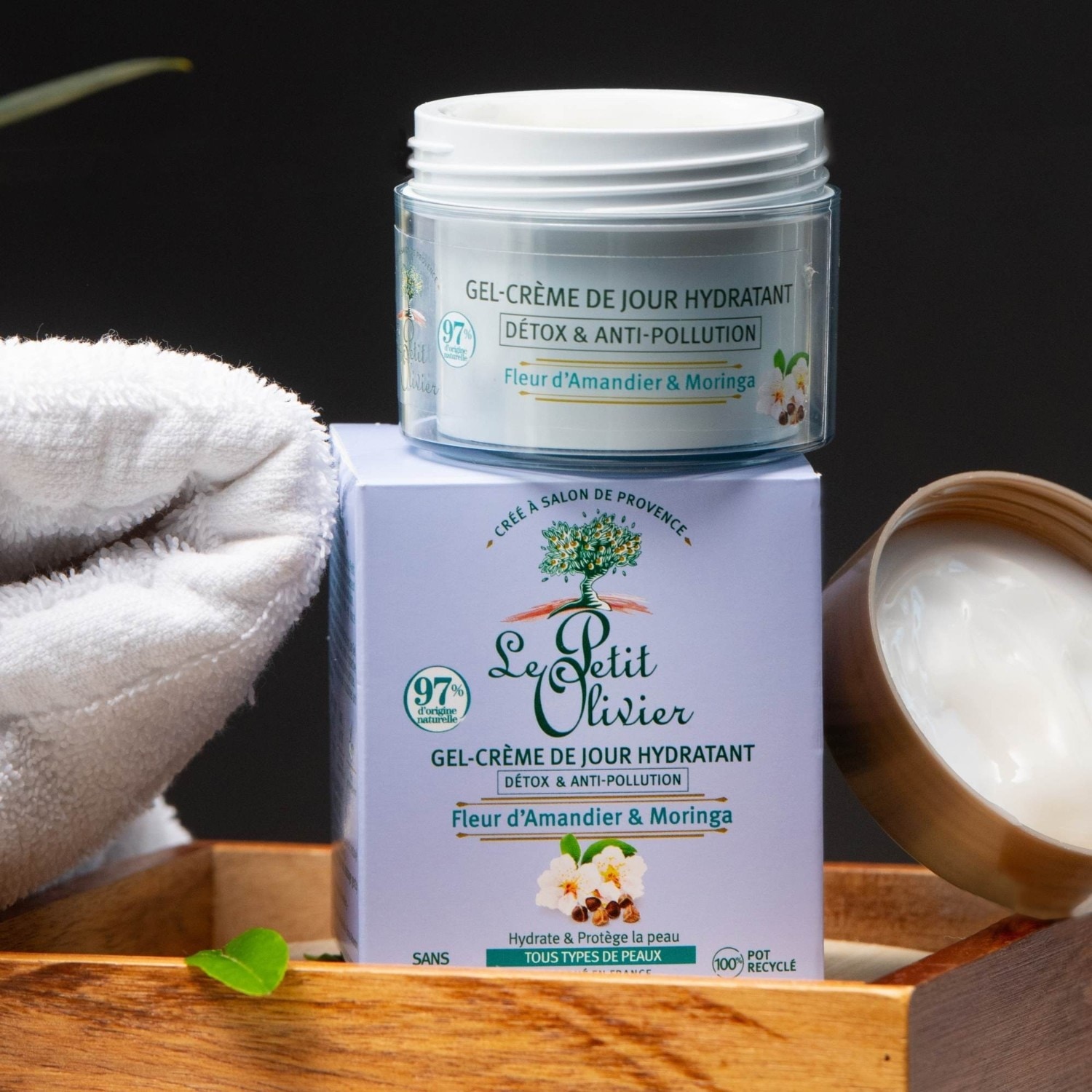 Le Petit Olivier Detox & Anti-Pollution hidratáló nappali gélkrém mandulavirággal és moringával