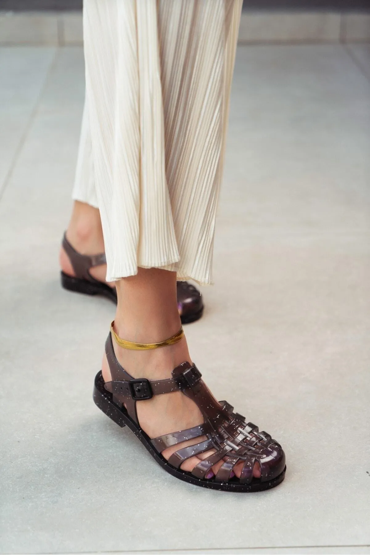 NİŞANTAŞI SHOES  Anderline Damen-Sandalen mit glitzerndem Gürteldetail in Schwarz