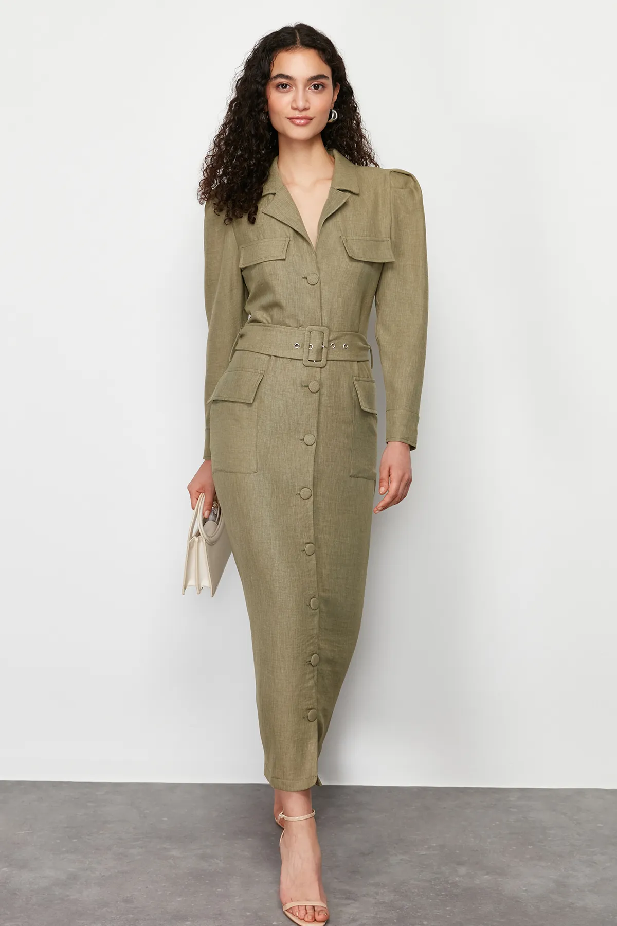 Trendyol Modest  Khakifarbenes, gewebtes Hemdblusenkleid in Leinenoptik mit Gürtel TCTSS24EB00017