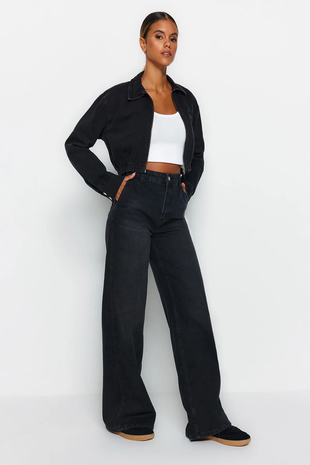 Trendyol Collection  Schwarze Jeans mit hoher Taille und weitem Bein und Taschendetail TWOAW24JE00019