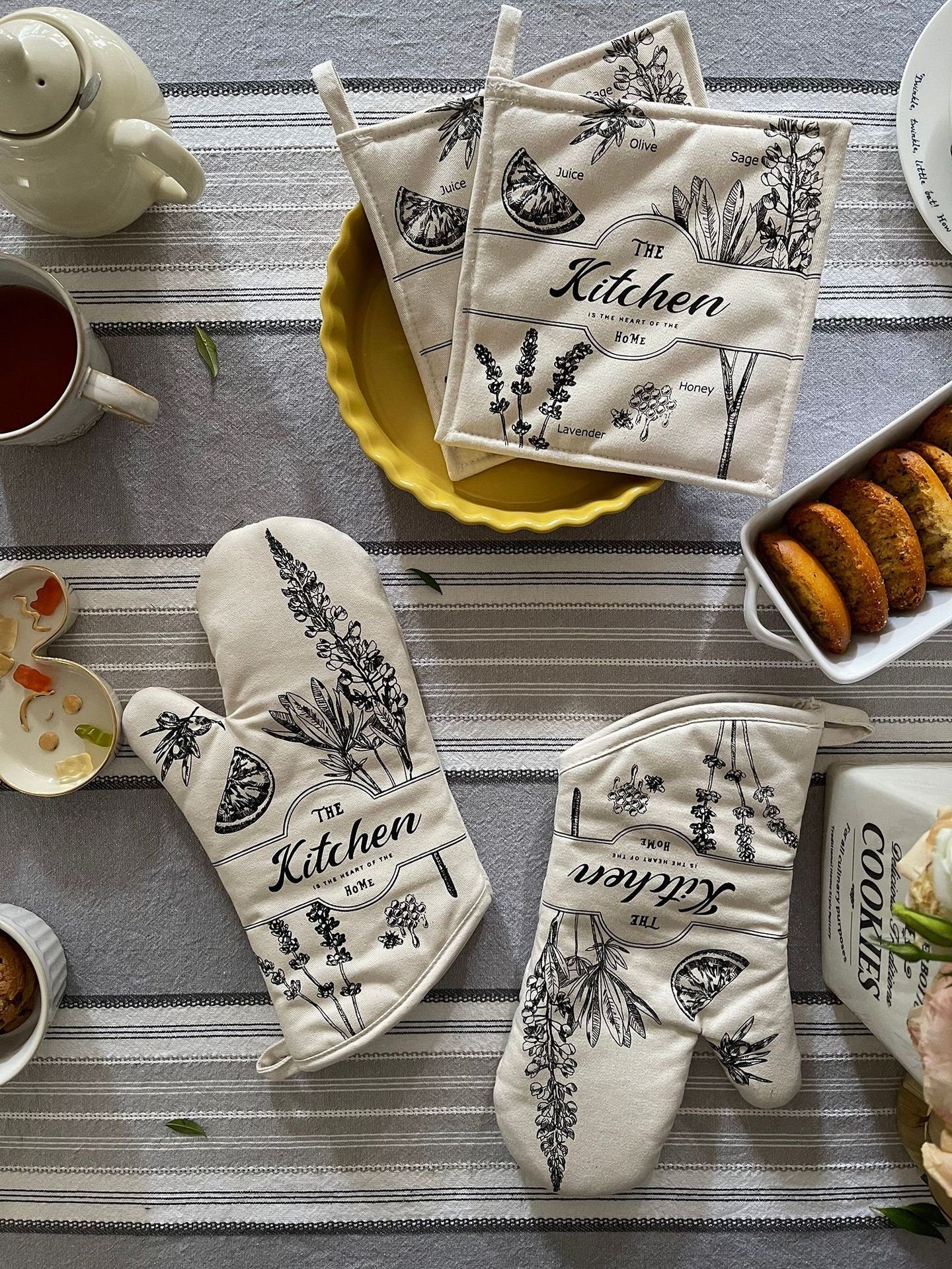 SCOKIT Topflappen 6 Stücke Küchen-Set, (Set, 6-tlg., Inklusive 2x Baumwollköper-Bügelhandschuhe 2x Tischsets 2x Servietten), Rustikales Muster Geeignet zum Verschenken