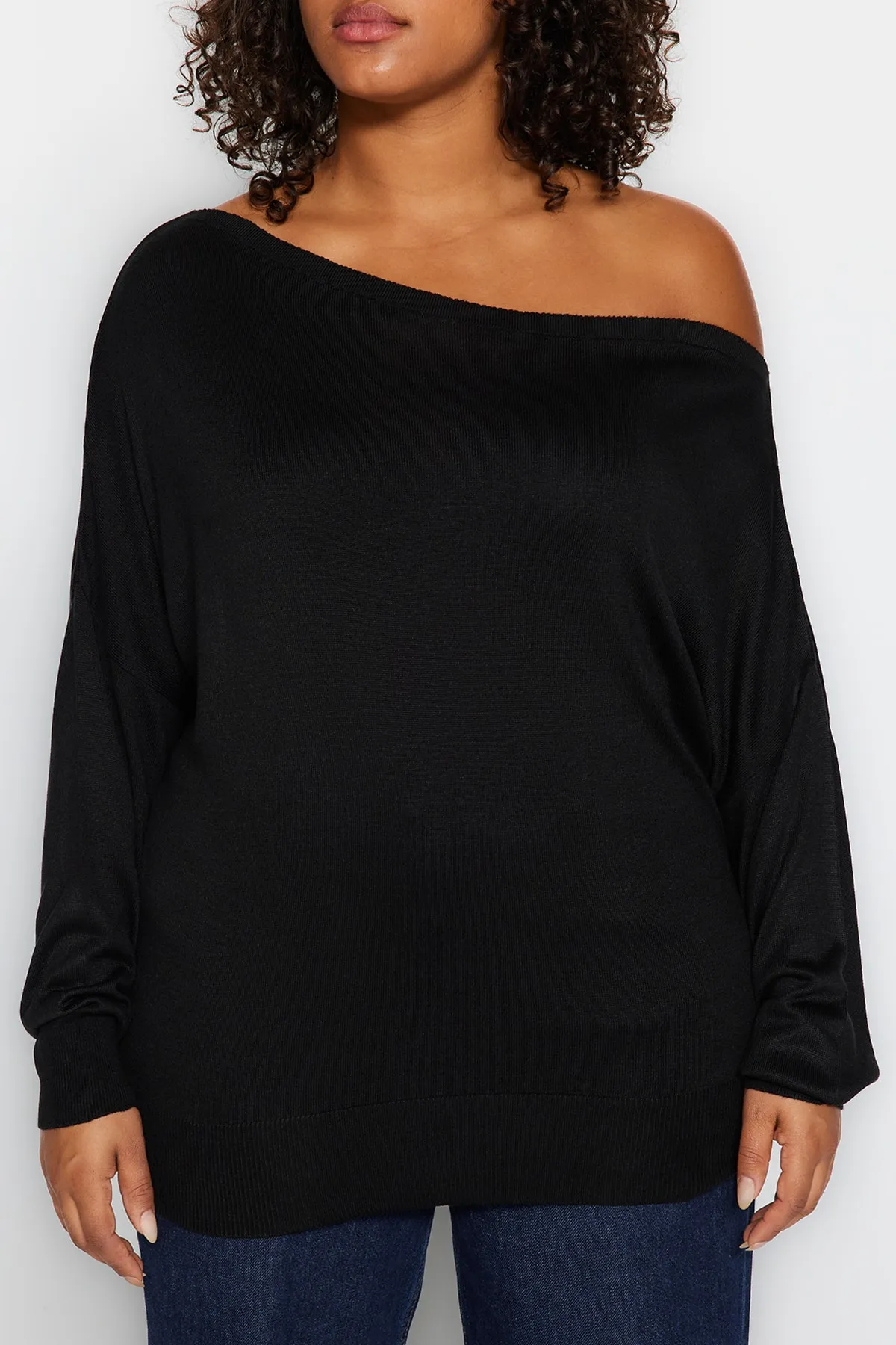 Trendyol Curve  Schwarzer Strickpullover mit U-Boot-Ausschnitt