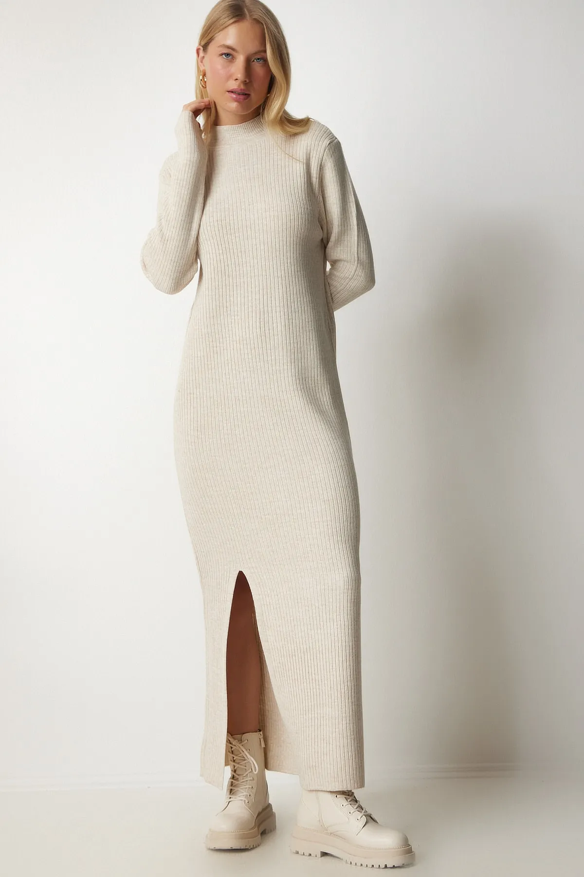 Happiness İstanbul  Beigefarbenes langes Strickkleid mit Rollkragen und Schlitz für Damen YY00163