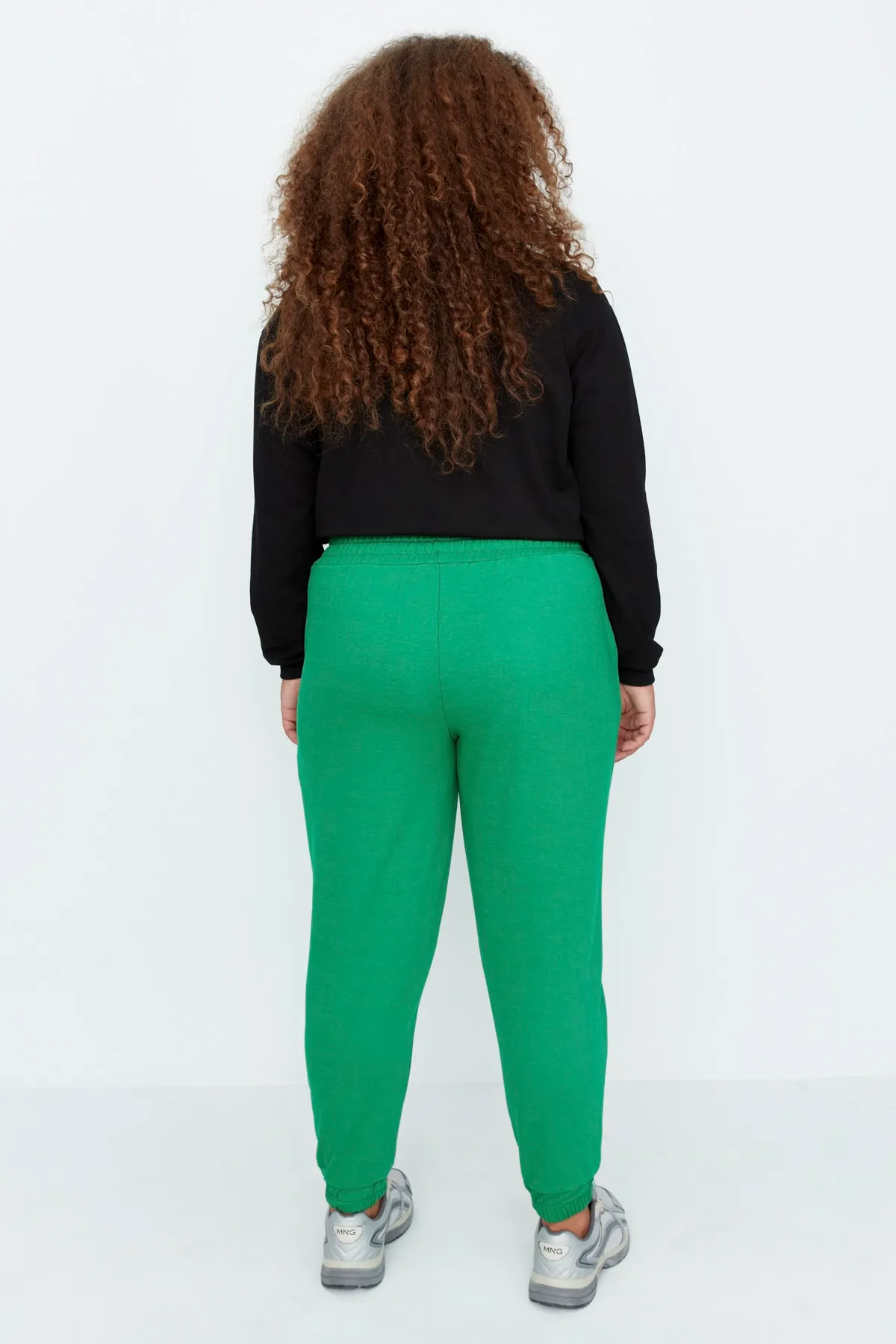 Trendyol Curve  Grüne lockere Jogger-Jogginghose aus dünnem Strick TBBAW23AJ00011