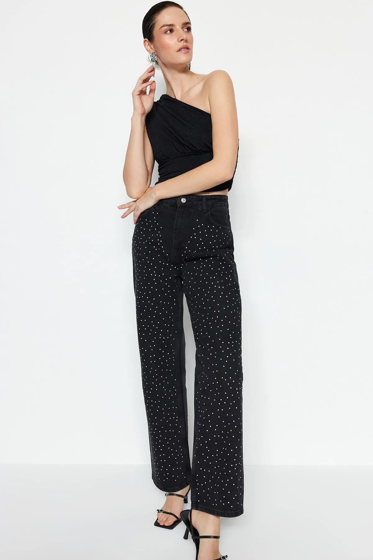 Trendyol Collection  Schwarzes, bauchfreies, gefüttertes, glänzendes Strick-Bustier TPRSS23BS00011