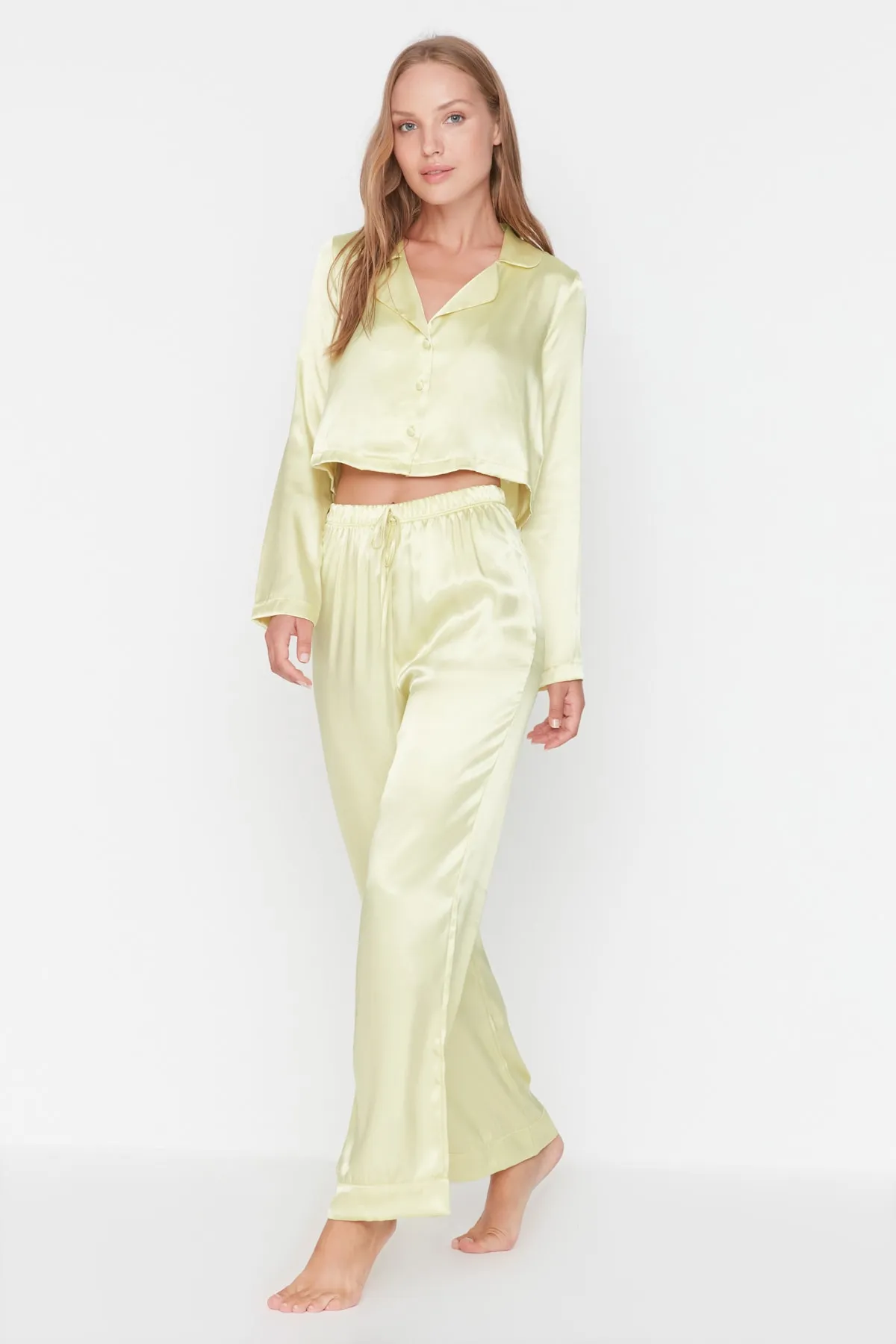 Trendyol Collection  Gelbes Pyjama-Set aus Satin mit bauchfreiem Hemdkragen und Webkragen THMAW23PT00076