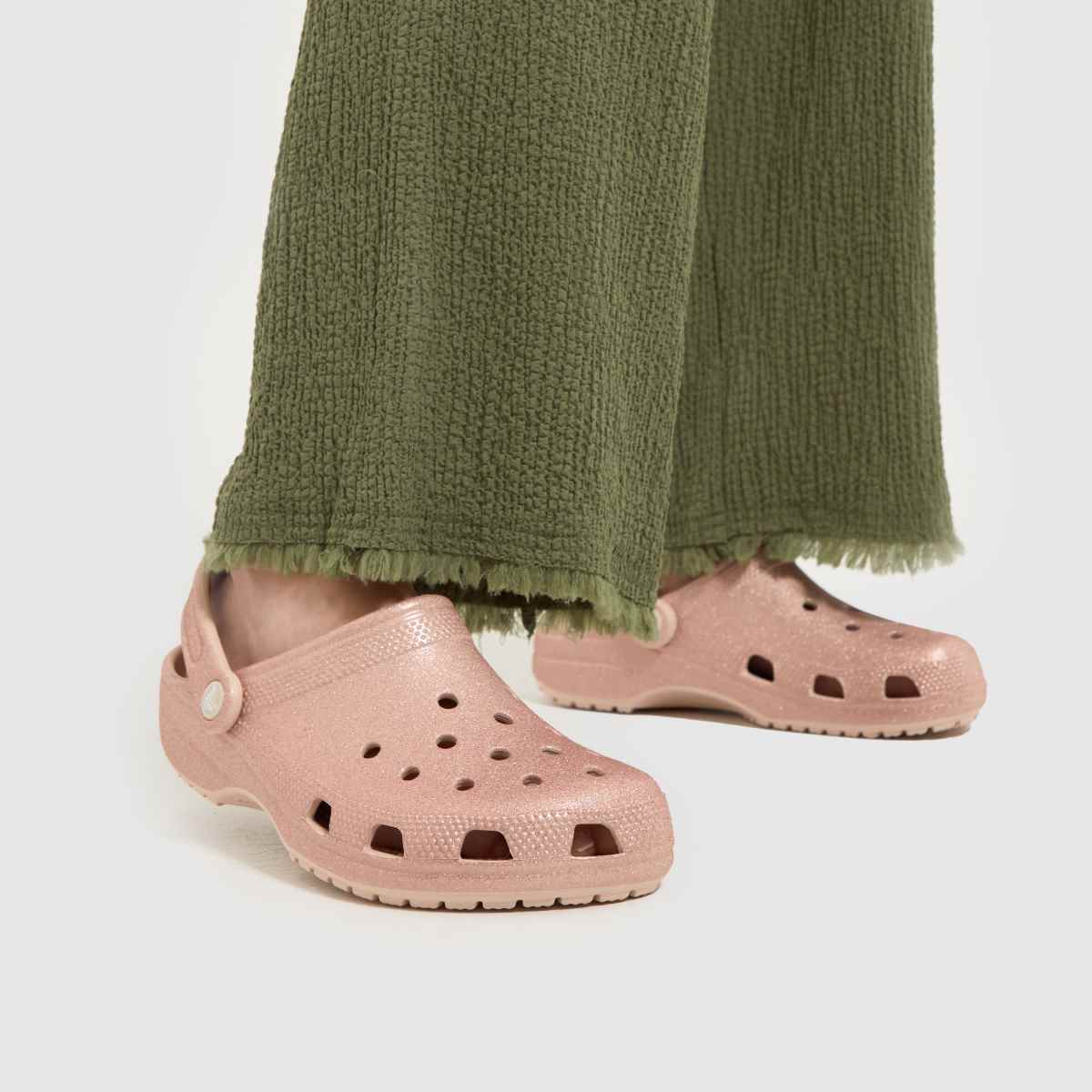 Crocs klasszikus csillámos klumpa szandál halványrózsaszínben