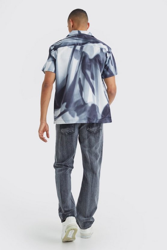 Kurzärmliges Oversize Satin-Hemd mit abstraktem Print