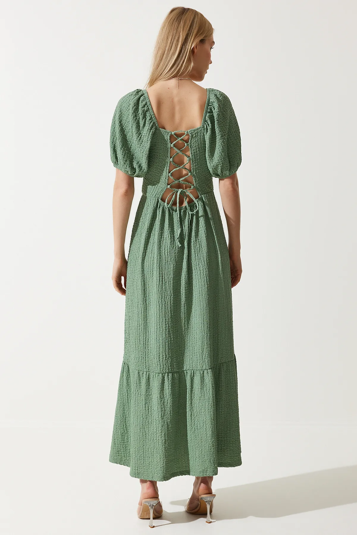 Happiness İstanbul  Strukturiertes Sommerstrickkleid für Damen mit Herzkragen in Grün UB00050