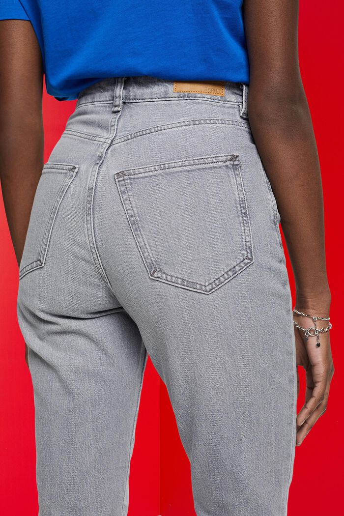 Jeans mit hohem Bund und offenem Saum