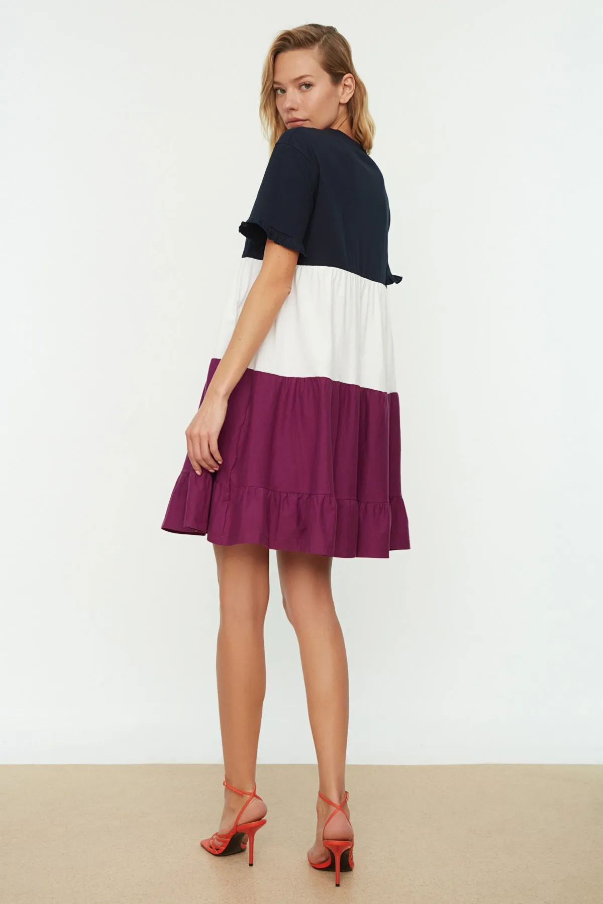 Trendyol Collection  Marineblaues Mini-Strickkleid im Farbblock-Design aus 100 % Baumwolle TWOSS20EL1638