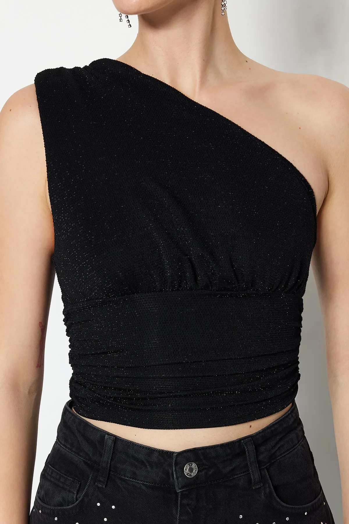 Trendyol Collection  Schwarzes, bauchfreies, gefüttertes, glänzendes Strick-Bustier TPRSS23BS00011