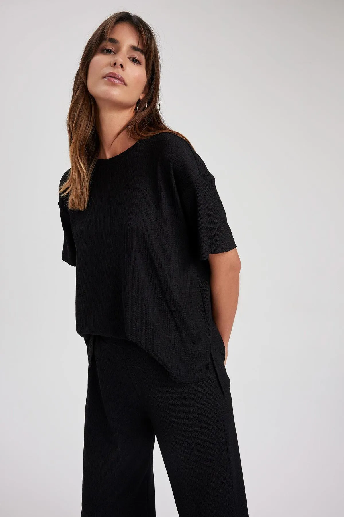 DeFacto  Kurzarm-T-Shirt mit normaler Passform und Rundhalsausschnitt Z9487az23sp