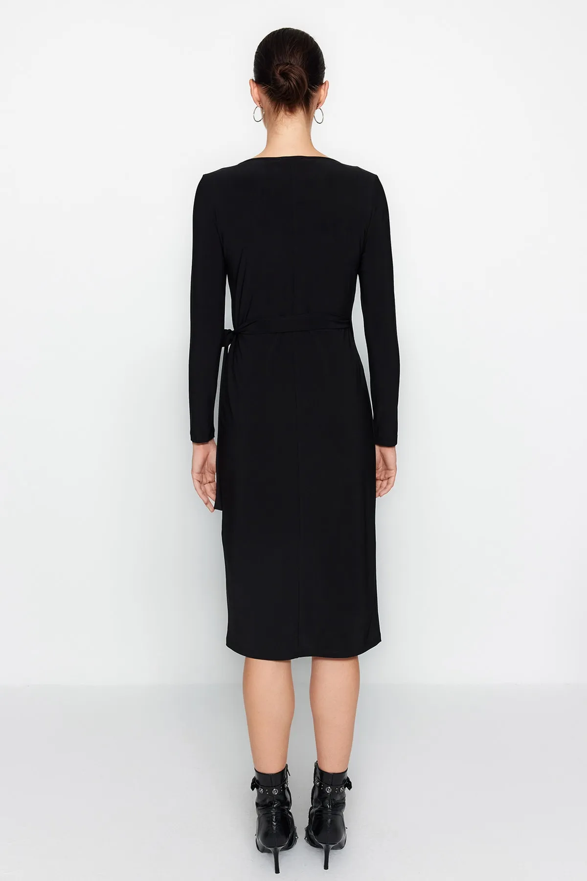 Trendyol Collection  Schwarzes, zweireihiges, figurbetontes Midi-Strickkleid mit Gürtel und Kragen TWOAW24EL00290