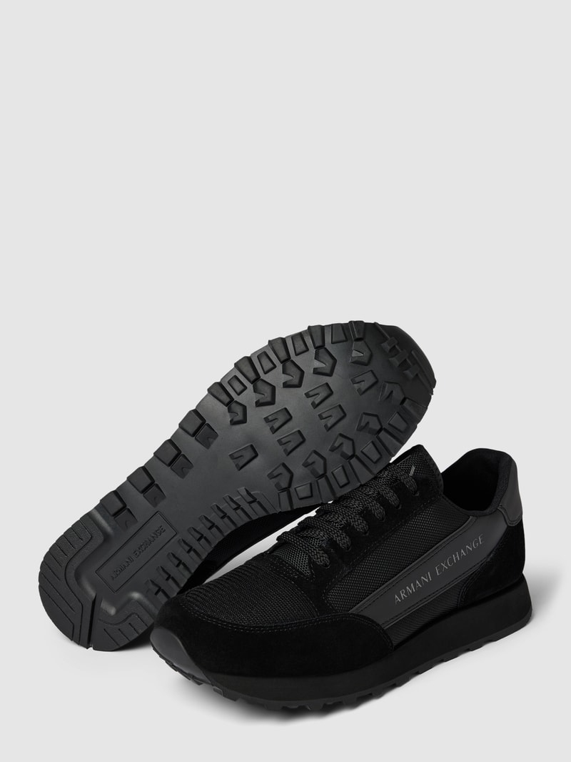 Sneaker mit Label-Detail in schwarz