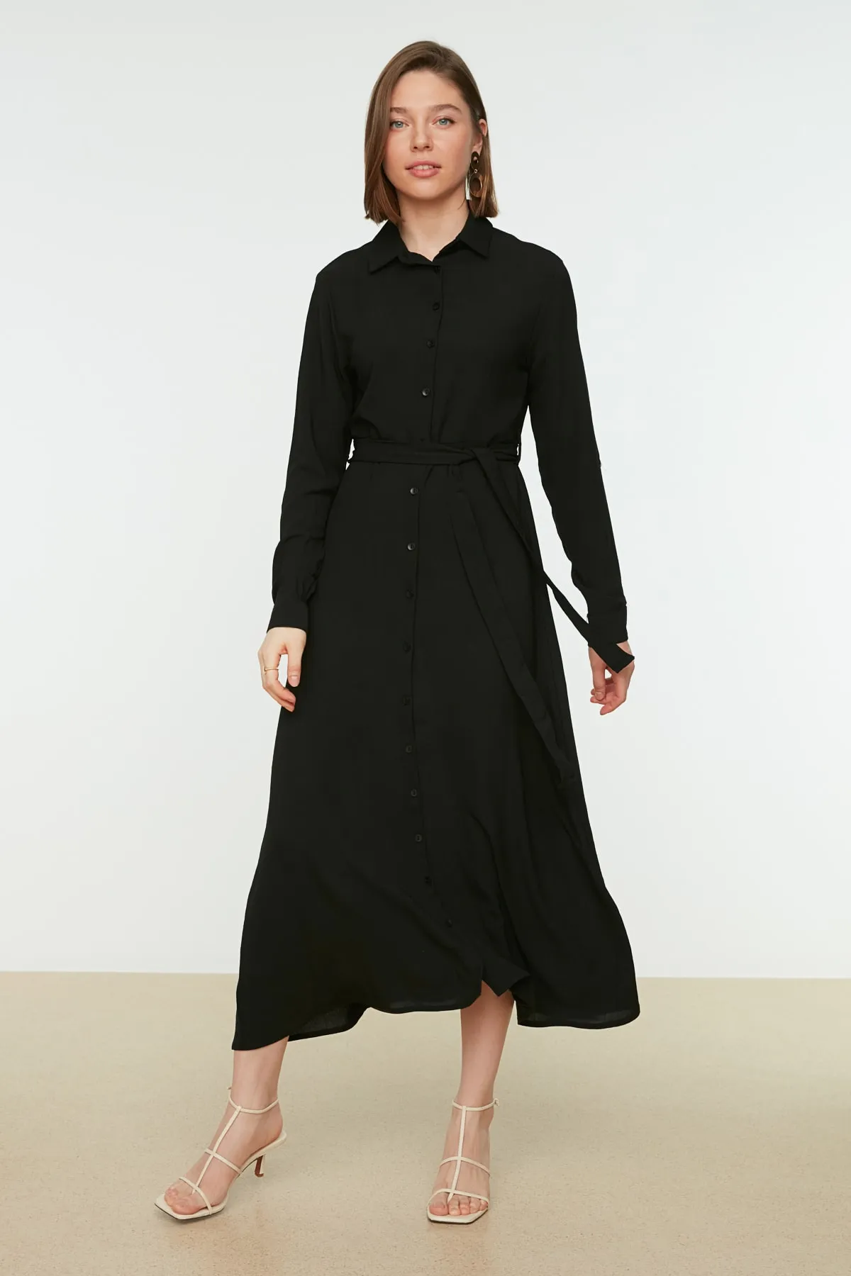 Trendyol Modest  Schwarzes gewebtes Kleid mit Hemdkragen und Gürtel TCTSS21EL3352