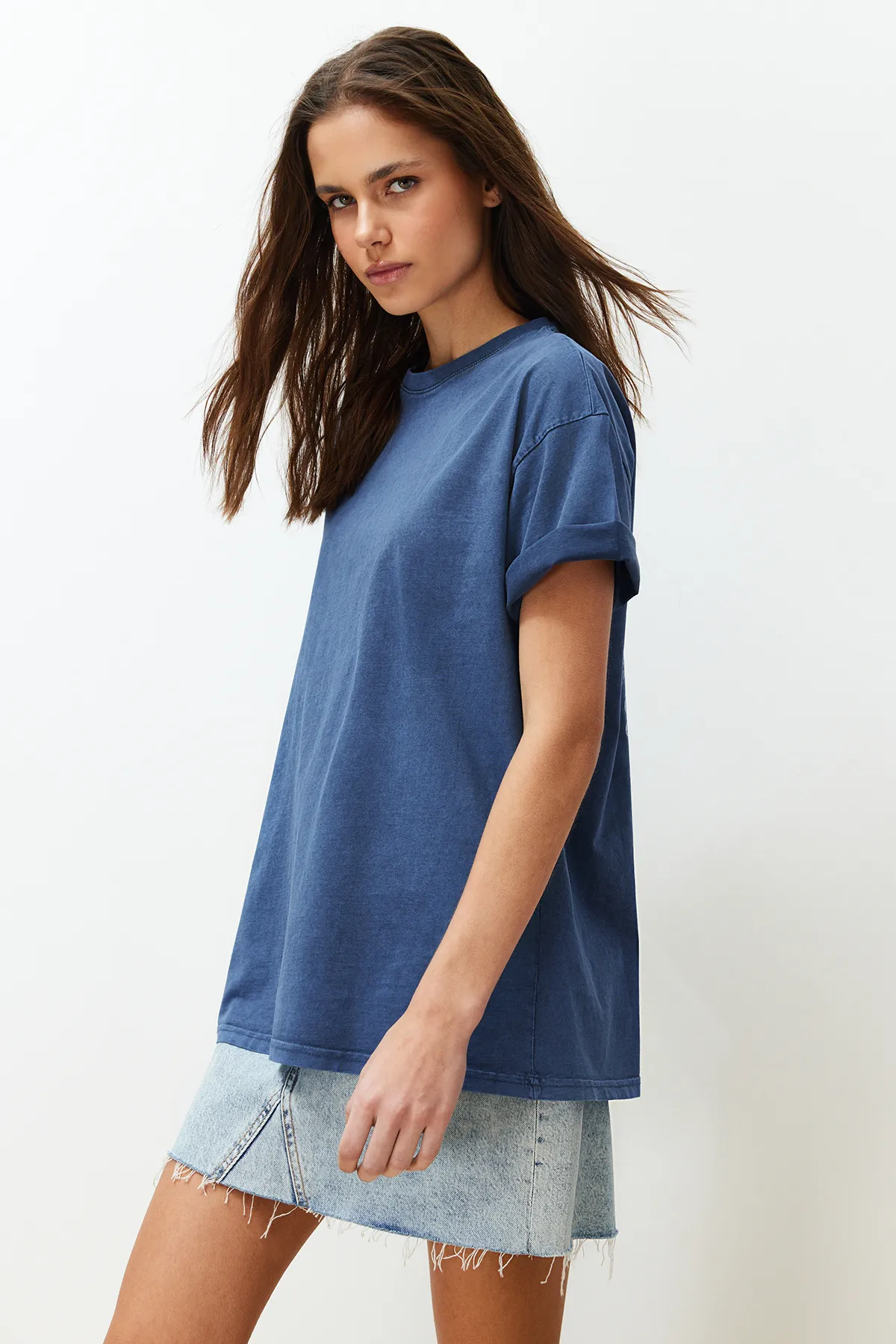 Trendyol Collection  Indigofarbenes Boyfriend-Strick-T-Shirt aus 100 % Baumwolle mit verblasstem Effekt auf der Rückseite und Rundhalsausschnitt TWOSS23TS00109