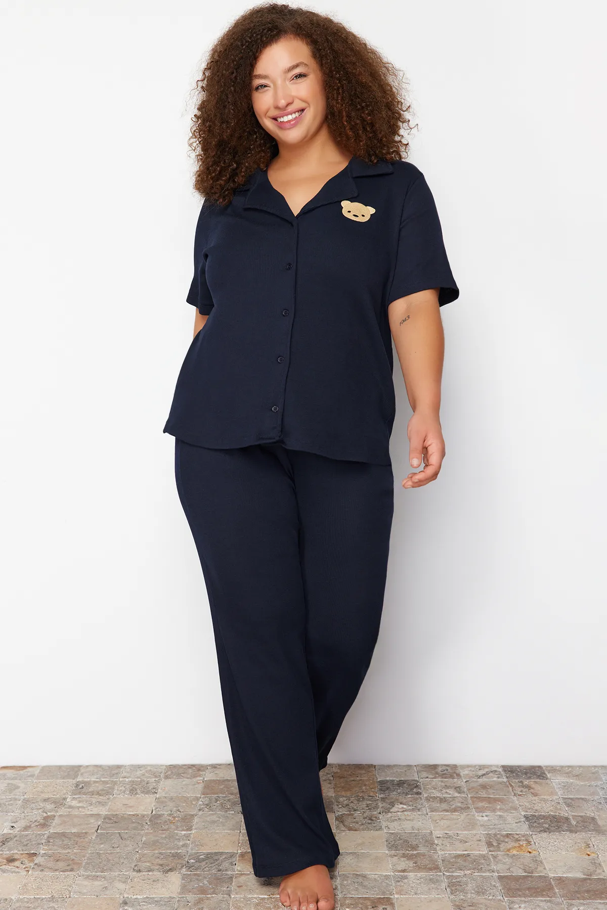 Trendyol Curve  Marineblaues Pyjama-Set aus Strick mit besticktem Hemdkragen TBBSS24AI00033