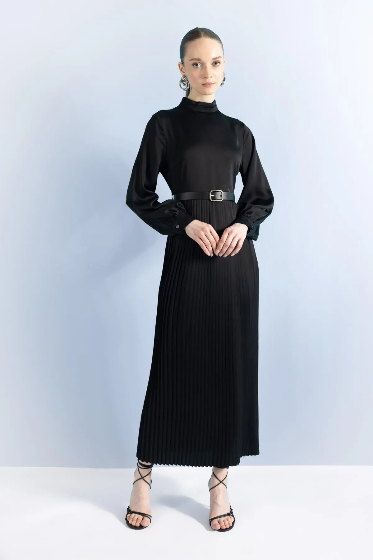 DeFacto  Langärmliges Kleid aus Satin mit plissiertem Hemdkragen und langen Ärmeln
