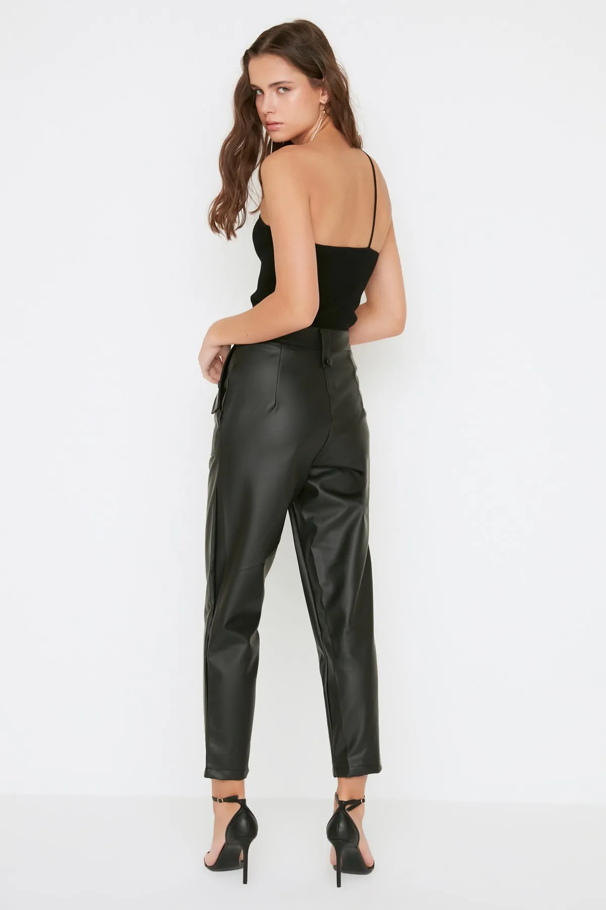 Trendyol Collection  Schwarze Karottenhose aus Kunstleder mit gewebter Vorderseite und Knöpfen TWOAW22PL0083