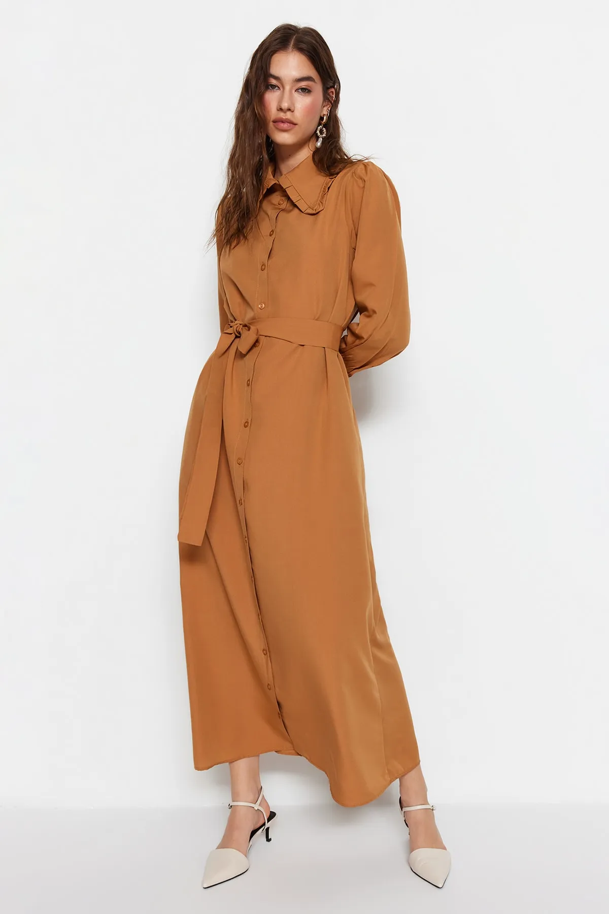 Trendyol Modest  Braunes gewebtes Kleid mit Gürtelkragen und Detail TCTSS23EB00376