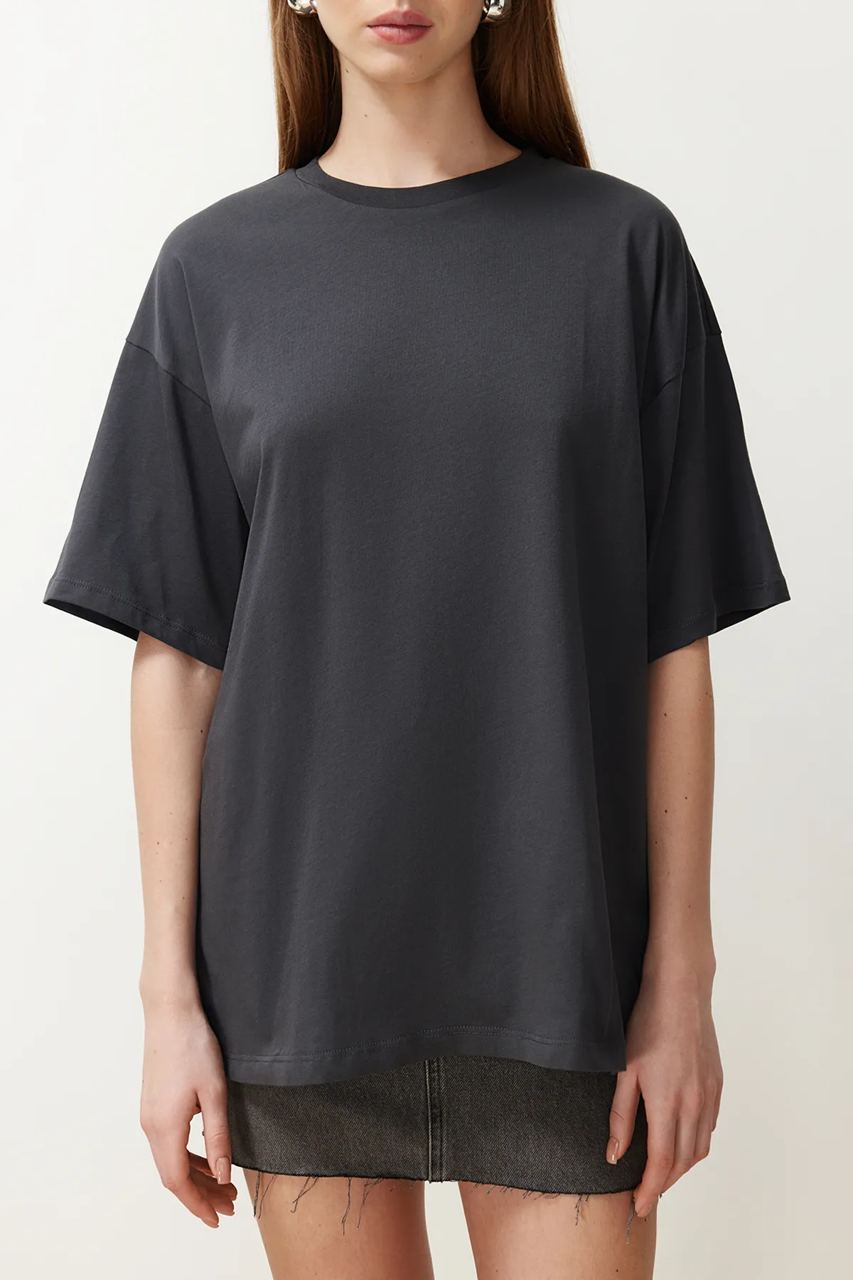Trendyol Collection  Anthrazitfarbenes Boyfriend-Strick-T-Shirt aus 100 % Baumwolle mit Rundhalsausschnitt TWOSS20TS0134
