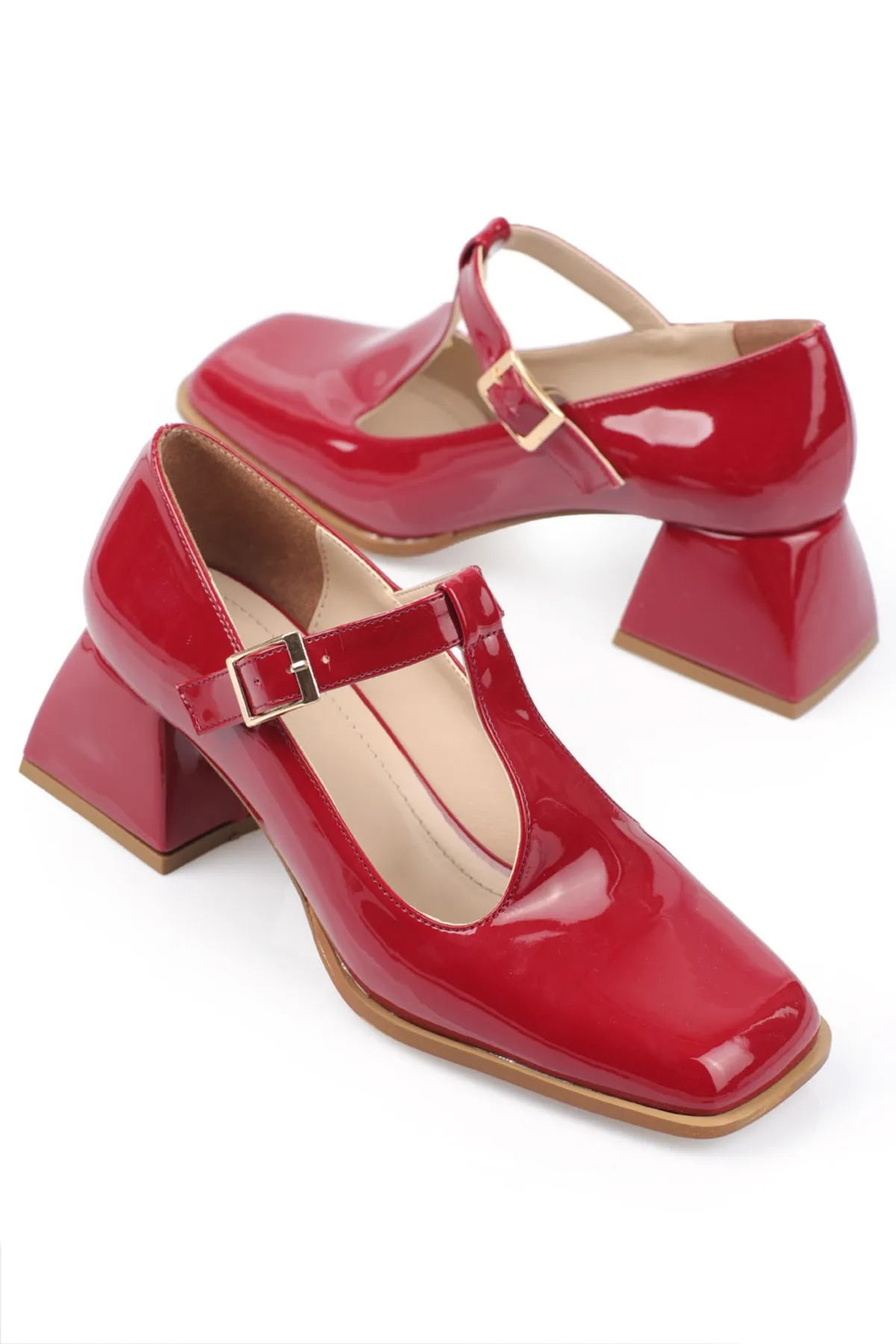 Capone Outfitters  Capone Damenschuhe aus Lackleder mit stumpfer Zehenpartie und T-Riemen mit mittelhohem Absatz in Weinrot