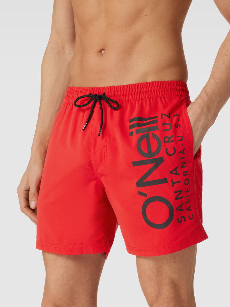 Badehose mit Label-Print Modell 'Original Cali' in rot