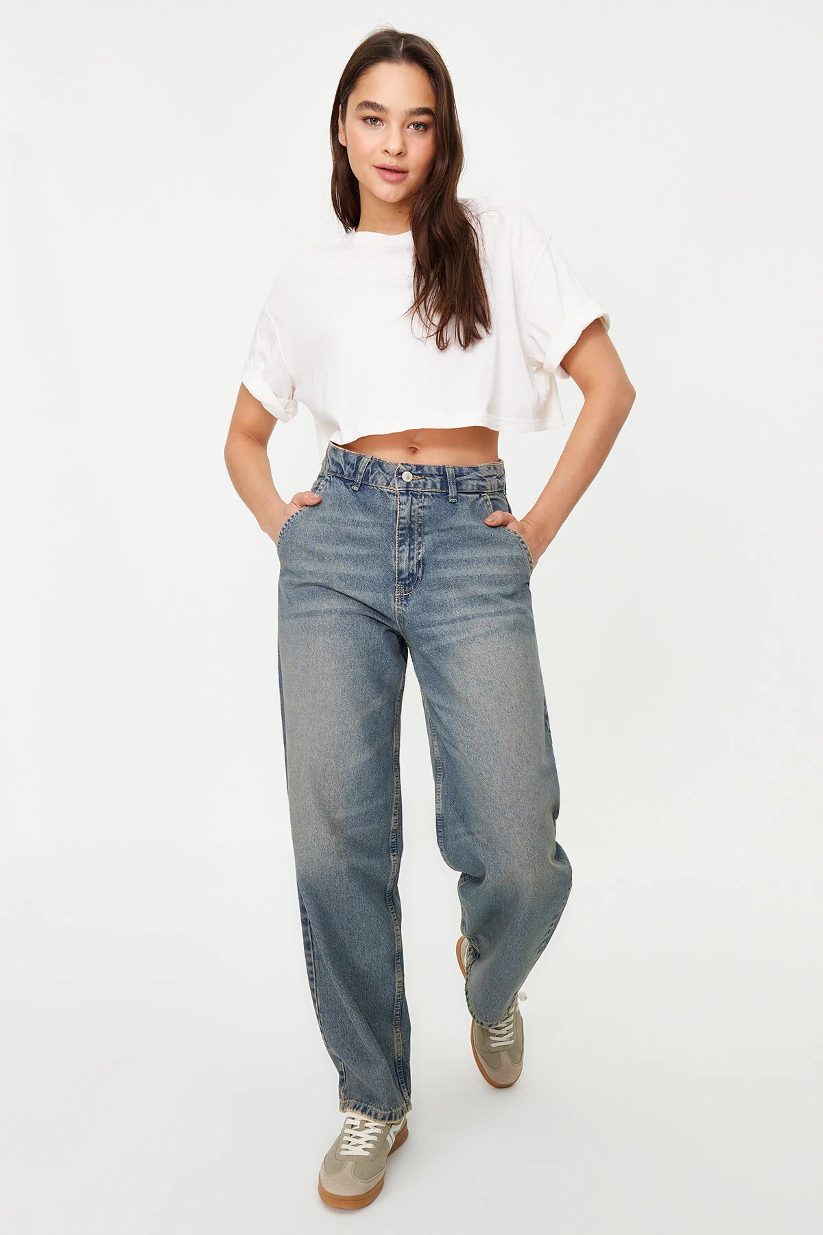 Trendyol Collection  Dunkelblaue Vintage-Skater-Jeans mit niedriger Taille und verblasstem Effekt TWOSS24JE00052