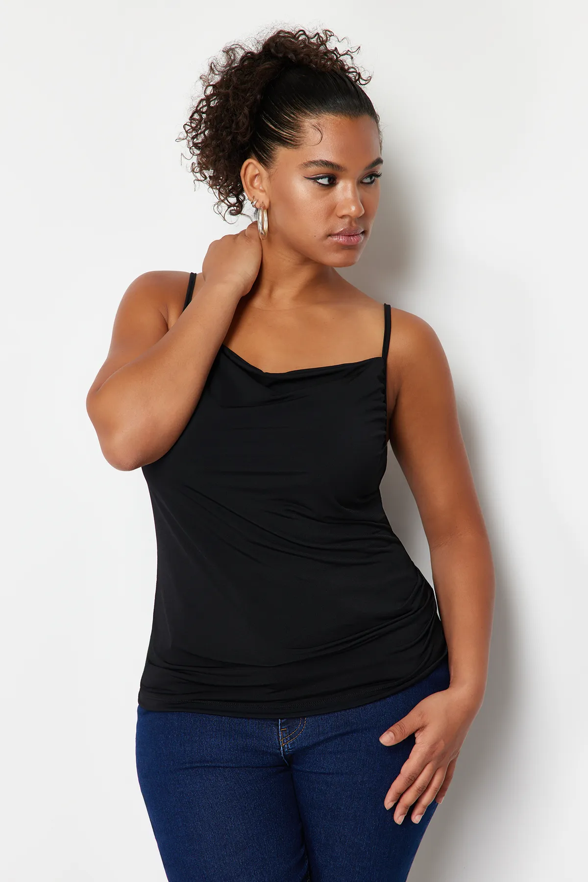Trendyol Curve  Schwarze Degaje-Strickbluse mit Kragen und Riemen TBSSS24AF00006