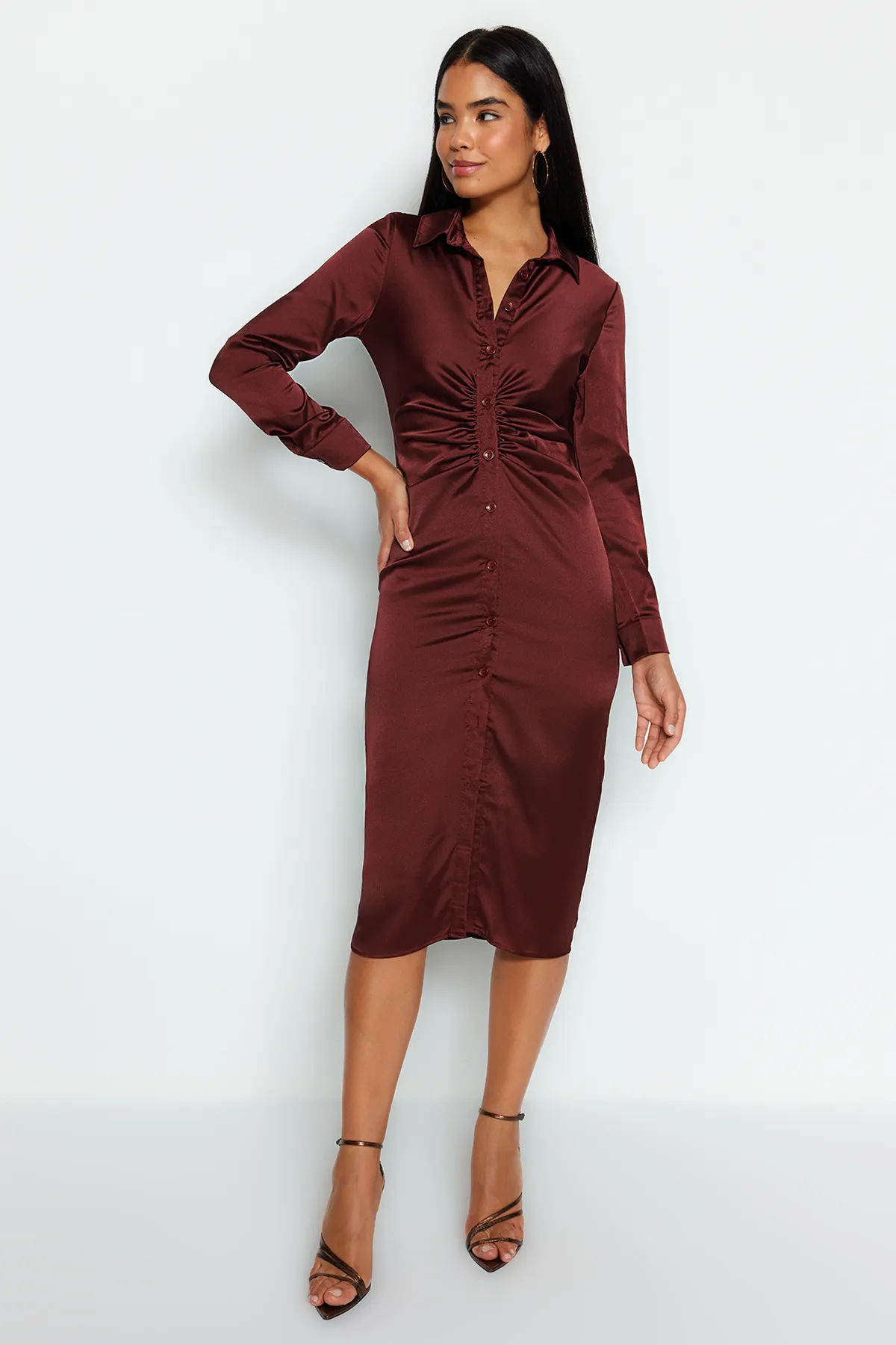 Trendyol Collection  Braunes, figurbetontes Hemdkleid aus gewebtem Satin TWOAW24EL00690